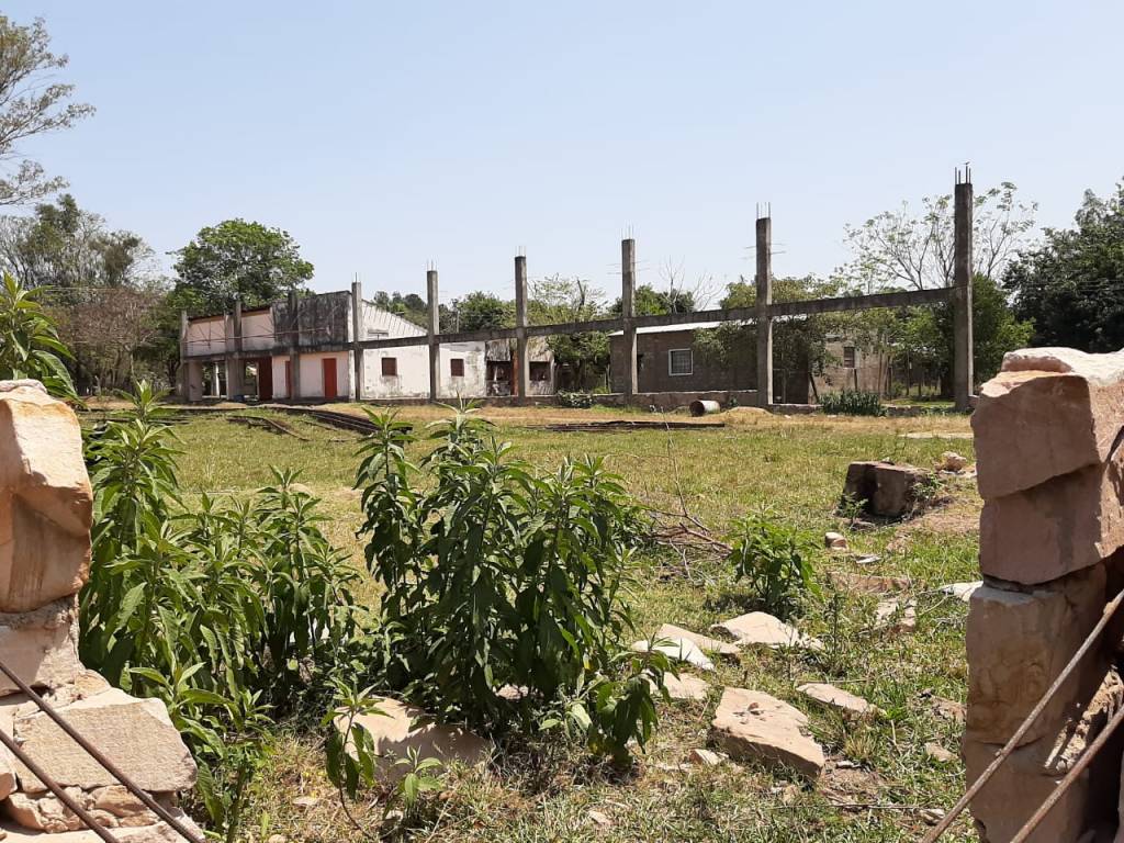 Denuncian pago de G. 240 millones por polideportivo fantasma en Colonia Independencia.