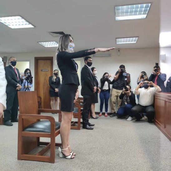Corte Suprema toma juramento a la primera abogada trans en Paraguay.