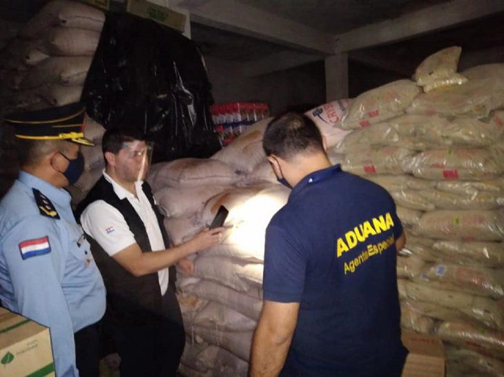 Incautan 9.600 kilos de azúcar y cajas de vino que serían de contrabando.