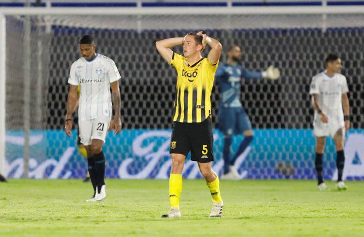 Guaraní sucumbe ante Gremio y queda al borde de la eliminación
