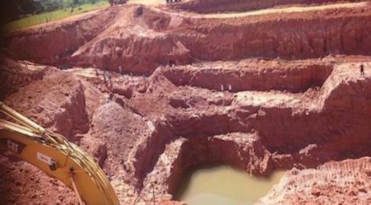 ¿Quién controla el negocio de oro en Paso Yobái?