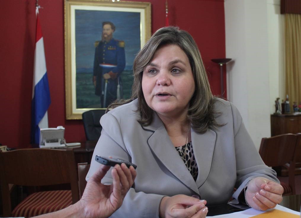 Lilian pagaba hasta a peluquera y maquilladora con el dinero del partido, retruca Alliana.