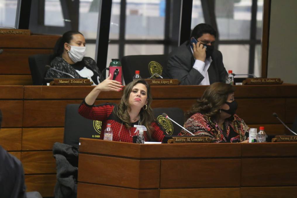 Kattya admite cercanía con liberales y asegura que la era de Alegre terminó.