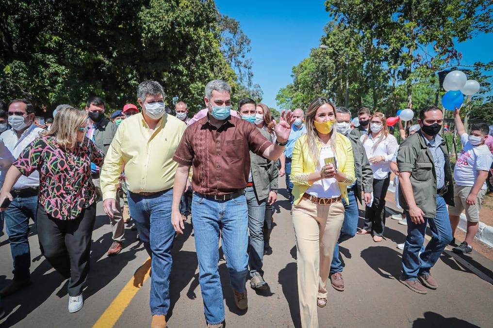 Abdo inaugura asfalto que pasa por estancia de Lilian Samaniego.