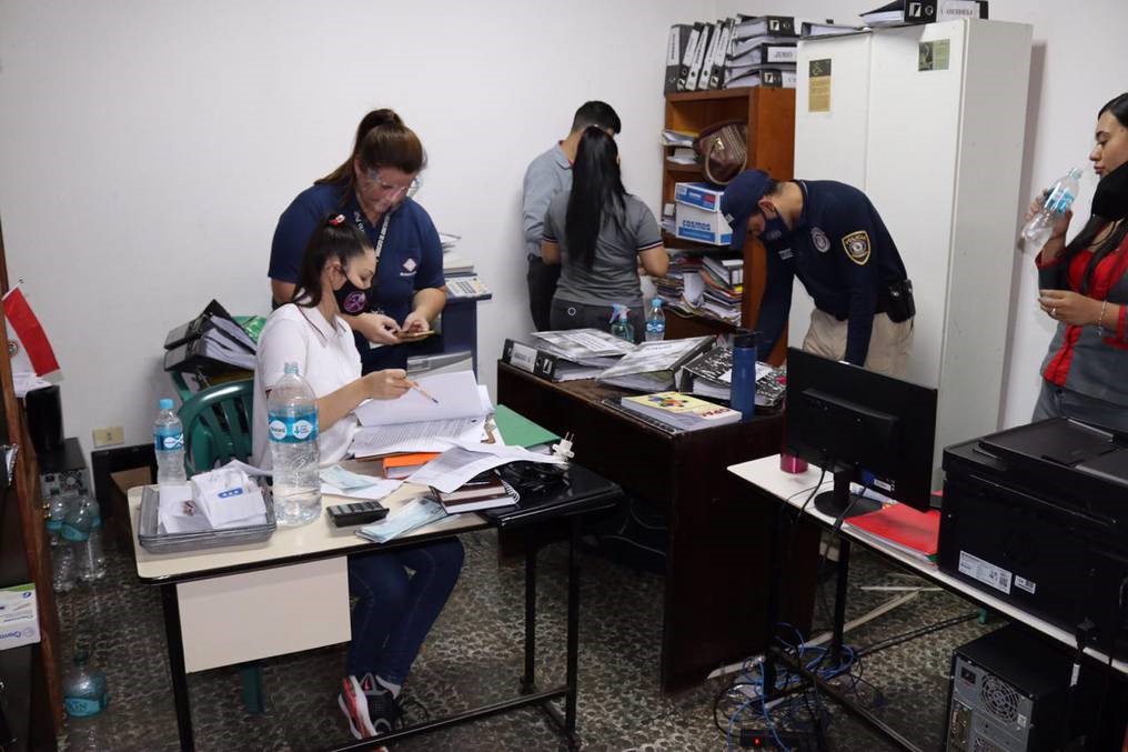 Fiscal allanó la Municipalidad de Acahay tras denuncia de varios hechos punibles.