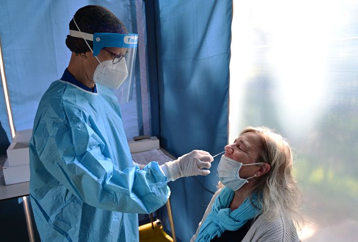 Coronavirus: con otros 16 fallecidos confirmados, Salud insta a no bajar la guardia.