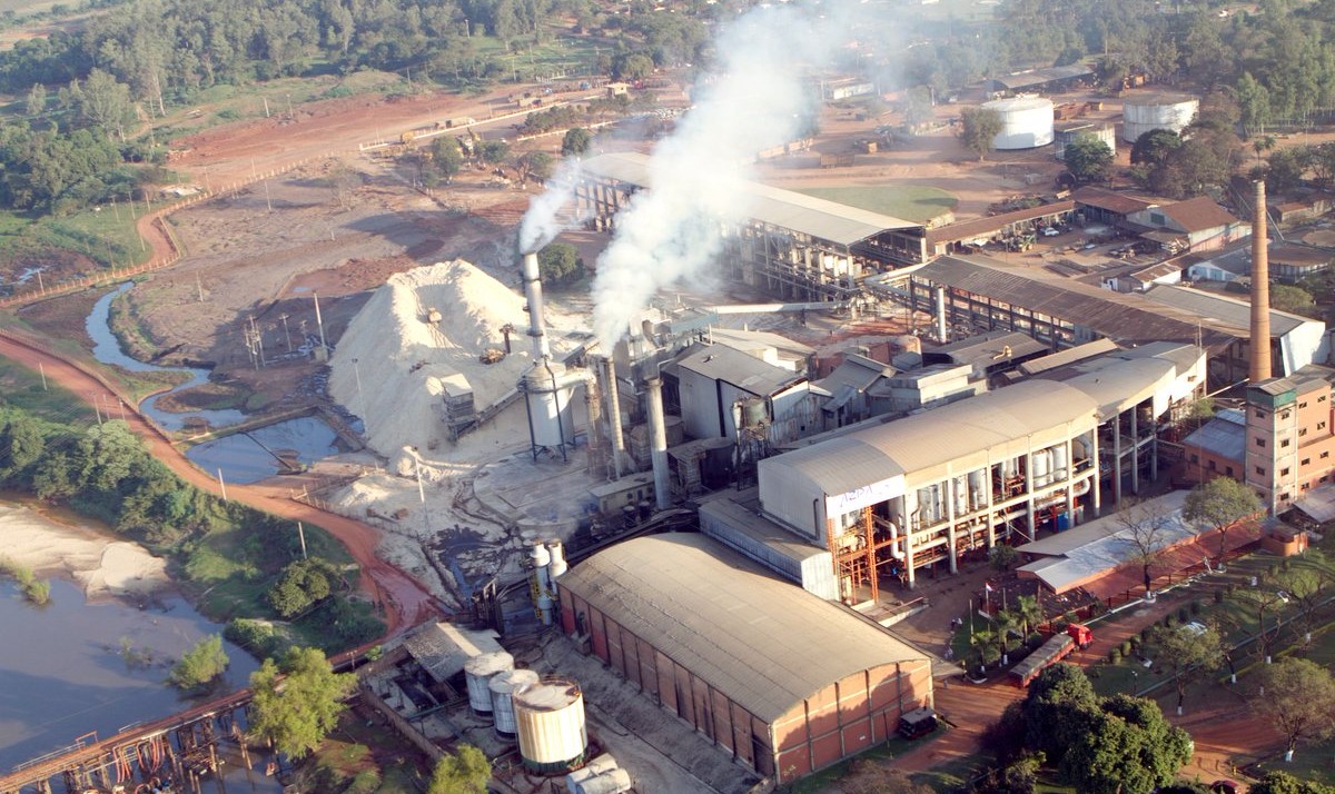 Ciudadanos de Tebicuarymí denunciaron que la azucarera AZPA detiene aguas del arroyo Syryka.