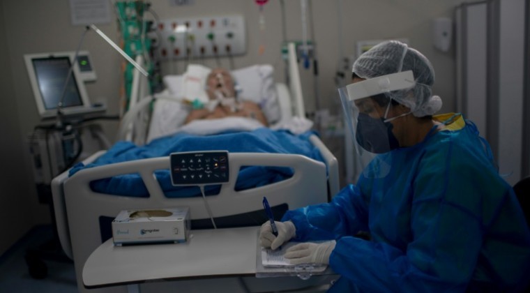 Récord de internados por COVID, reflejo del colapso en hospitales.