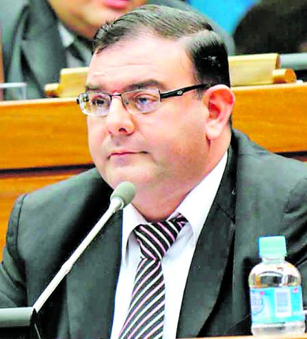 Diputado Tomás Rivas irá a juicio oral por estafa.