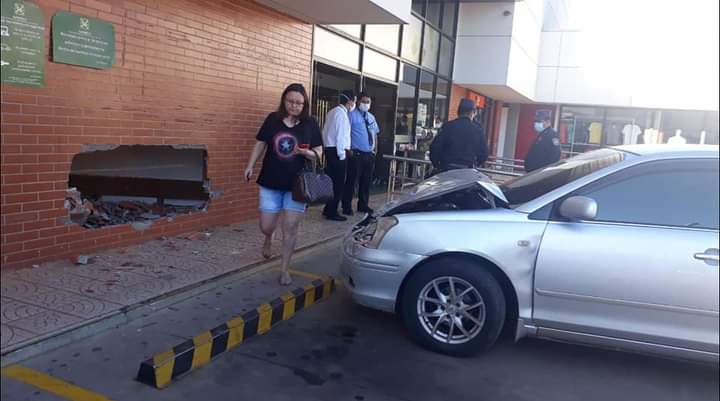 Mujer colisionó contra la pared de un supermercado de Villarrica.