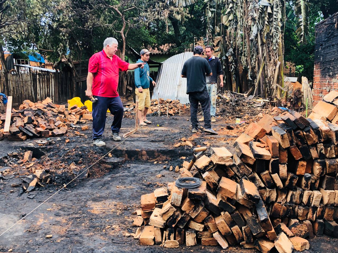 Dos ancianos perdieron su vivienda y todas sus pertenencias debido a un incendio en San Miguel.