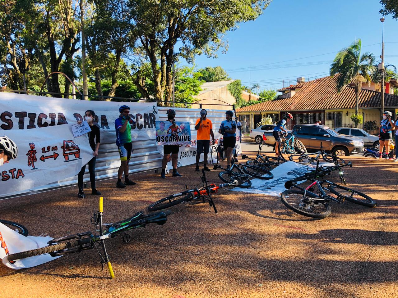 Ciclistas exigieron justicia para Oscar Martínez frente al Palacio de Justicia de Villarrica.