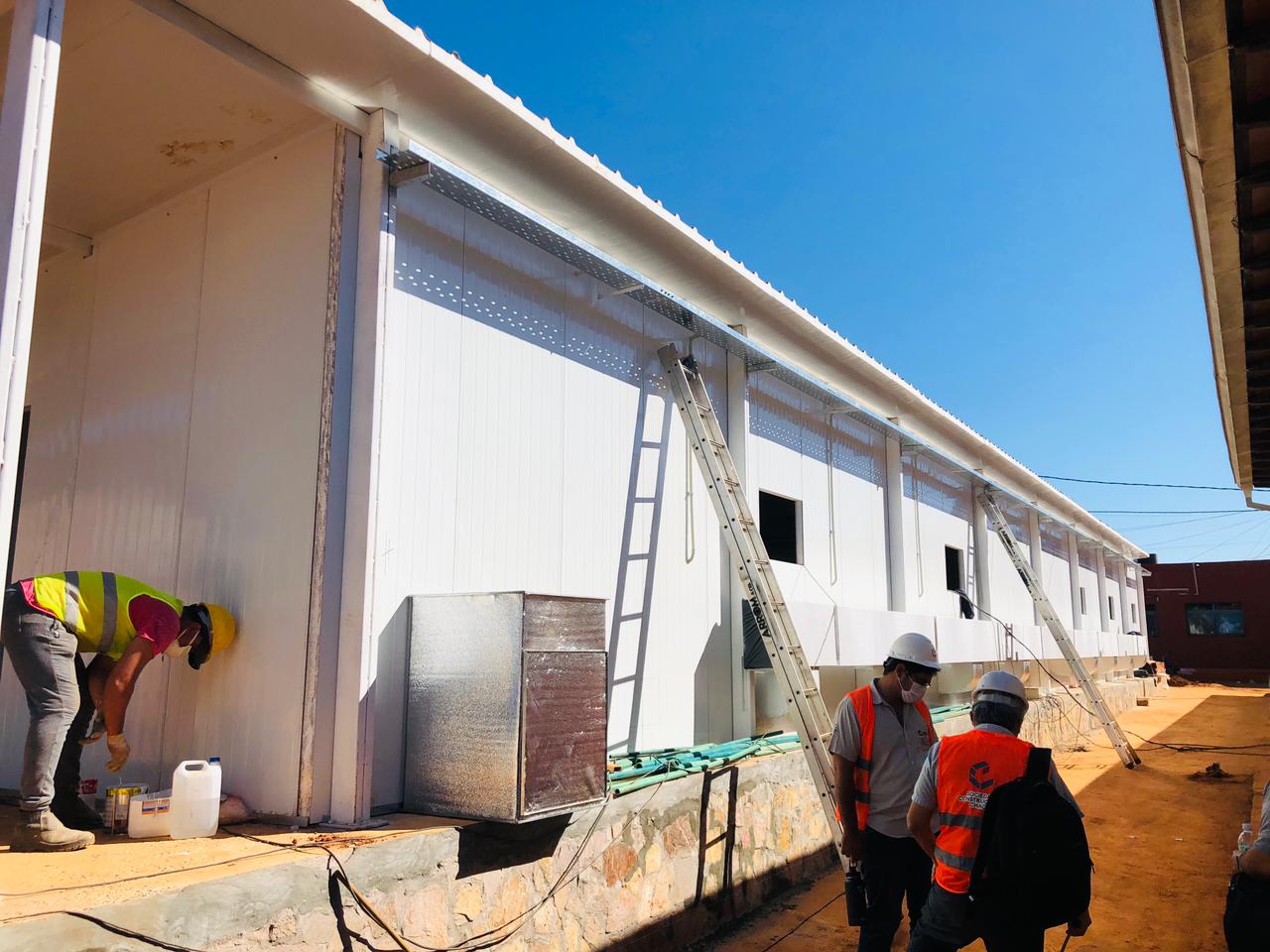 Avanza favorablemente obras para lo que será el nuevo Pabellón de Contingencia del Hospital Regional.