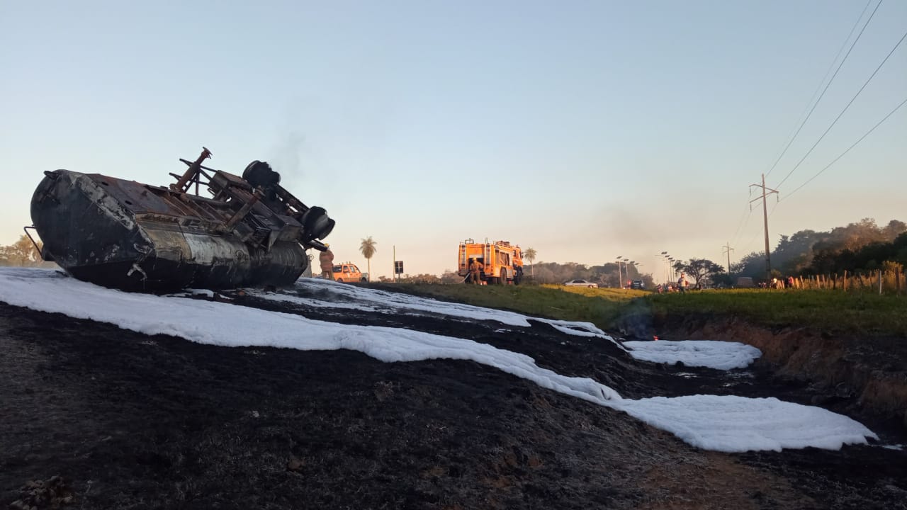Camión cisterna se incendió luego de volcarse en Ñumí.