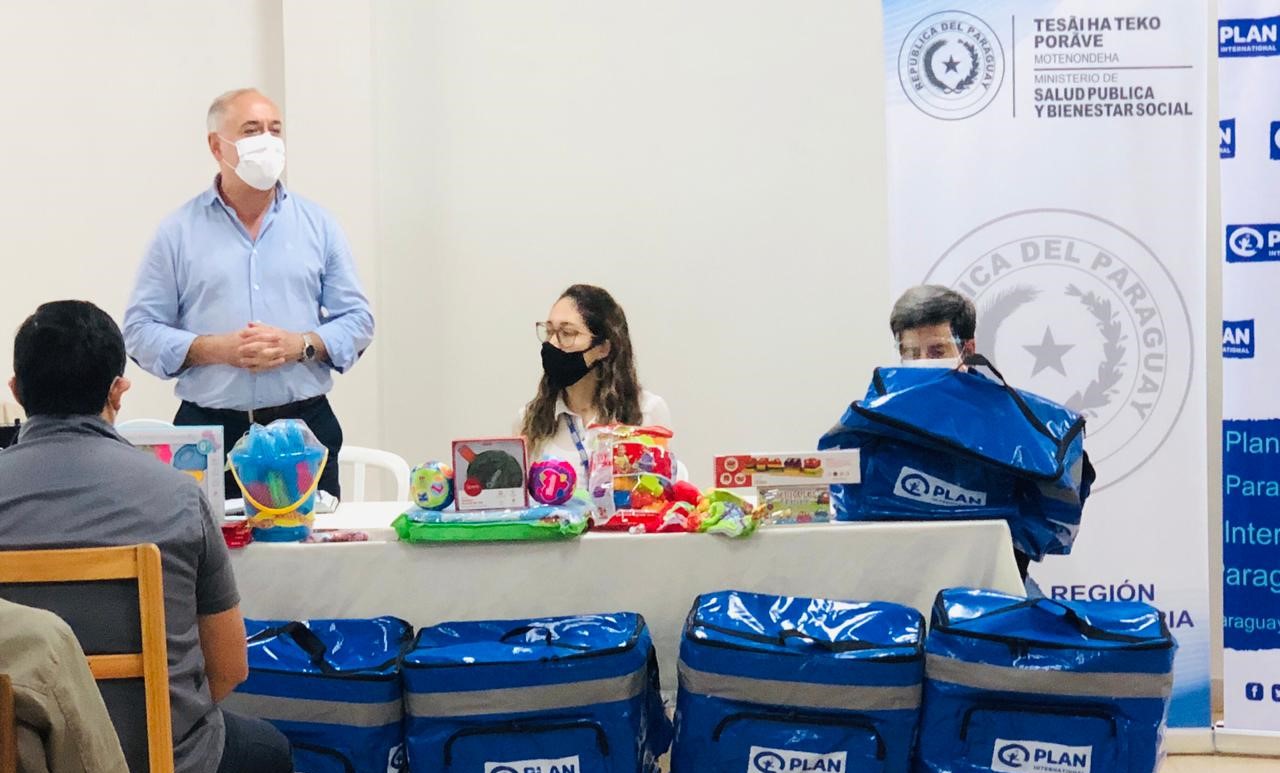 Plan Internacional hizo entrega de 50 mochilas tácticas con materiales lúdicos.