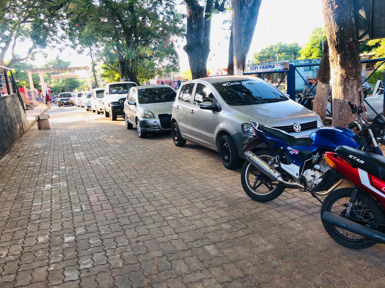 Vehículos obstaculizan el ingreso de ambulancias al Hospital Regional desde hace algunos días.