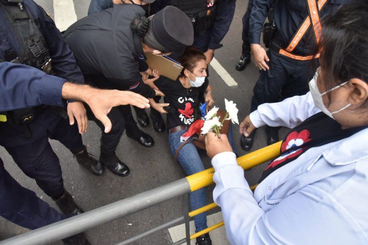 Incidentes y forcejeos en marcha de médicos por bloqueo de la Policía