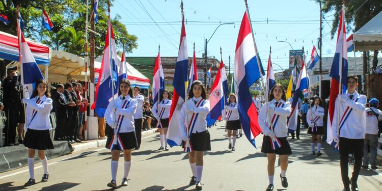 Atractivo desfile por el 452° aniversario de Villarrica
