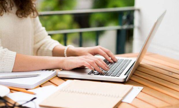 Haber tenido COVID-19 puede afectar negativamente al rendimiento laboral, dice estudio.