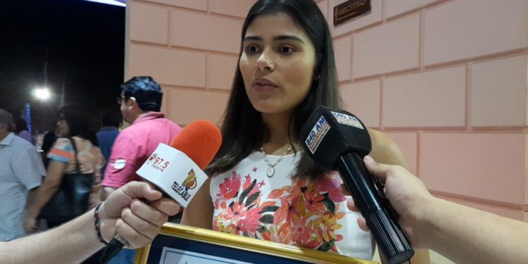 Distinguen a personalidades de la sociedad Villarriqueña.