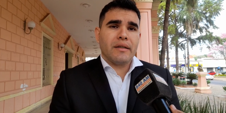 Municipalidad inicia con instalación de reductores de velocidad y trabajos de bacheos en Villarrica.