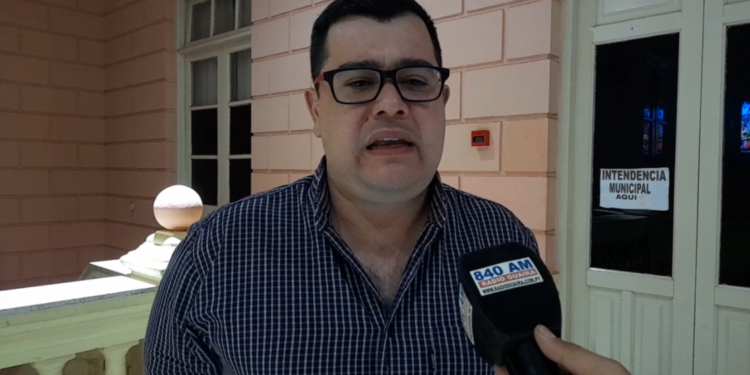 Piden al Intendente Magín Benítez reparación urgente del acceso al Hospital Regional de Villarrica.