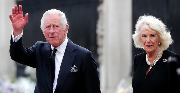 Carlos III es proclamado oficialmente nuevo rey en sucesión de Isabel II.