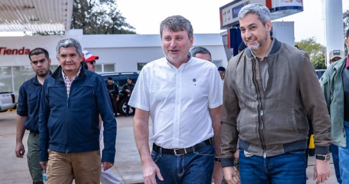 Presidente afirma que precio de combustibles bajará cuando se acabe stock actual.