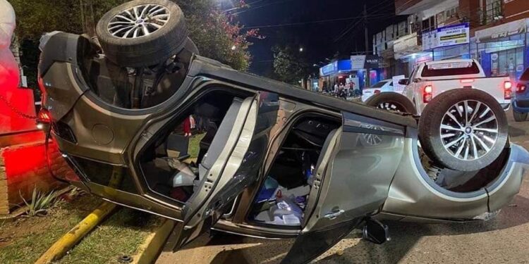 Colisión y vuelco de vehículo en Boulevard Bicentenario.