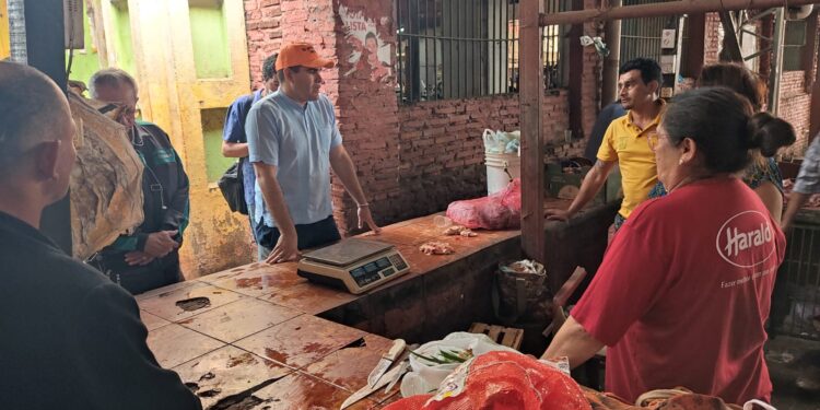 Intendente visitó Mercado Municipal №1 para socializar intenciones de Remodelación del sitio.