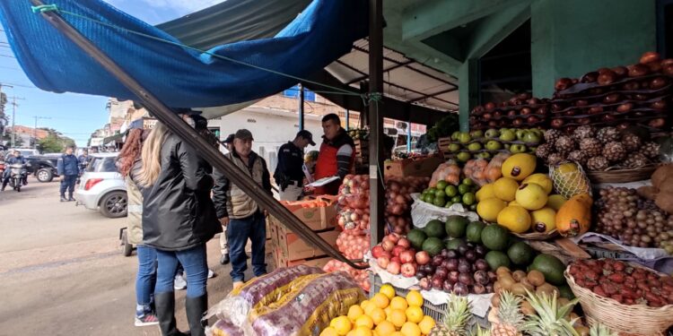 Aduana y SENAVE realizaron controles rutinarios en comercios de Mercado Municipal N°1.