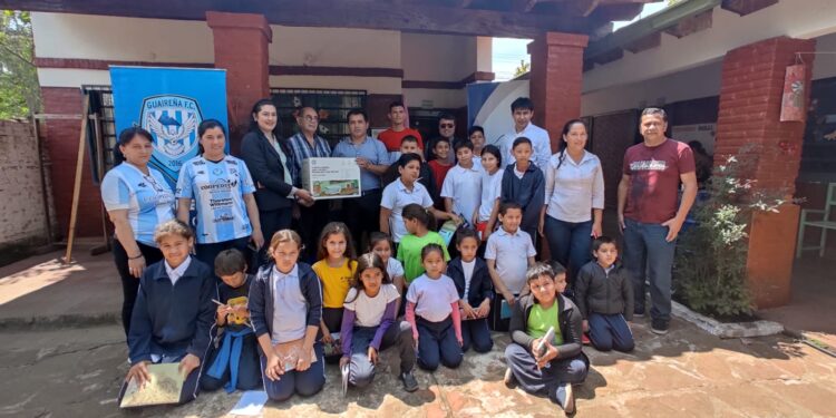Coopeduc y Guaireña FC entregaron donaciones a escuela de Villarrica