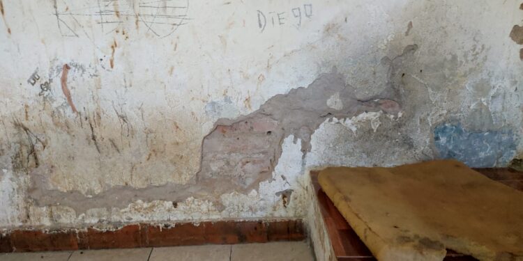 Trasladan a detenidos de la comisaría 5ta para solucionar imperfectos de una de las celdas.