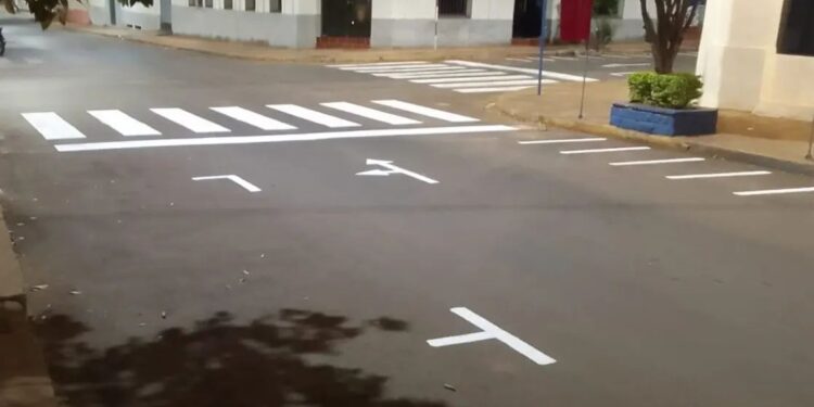 Demarcan zonas de estacionamiento, franjas peatonales y el sentido de las calles de Villarrica.