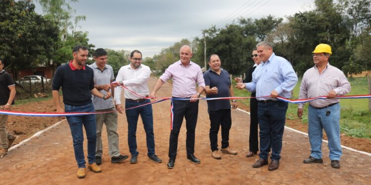 La Gobernación de Guairá inauguró una obra de empedrado en Ñumi.