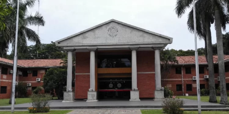 Ejecutivo promulga ley que simplifica la expedición de títulos universitarios.