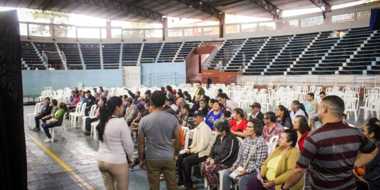 Entregan tarjetas a beneficiarios con la pensión de la tercera edad.