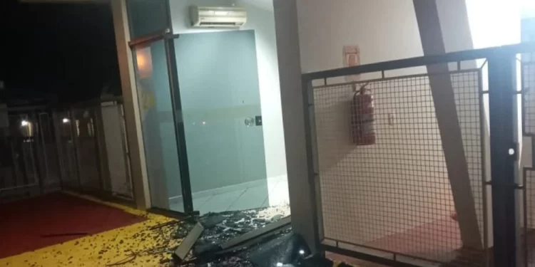 Grupo tipo comando arranca cajero automático de un silo en Los Cedrales.
