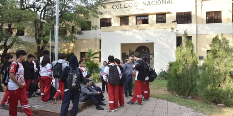 Alumnos toman el Colegio Nacional de la Capital.