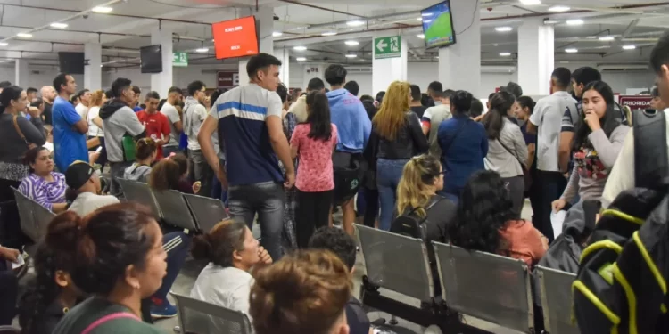 Inicia implementación de cédulas con chip en medio de largas filas.