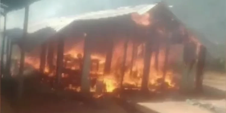 Familia se queda en la calle tras el incendio de su vivienda en Paraguarí.