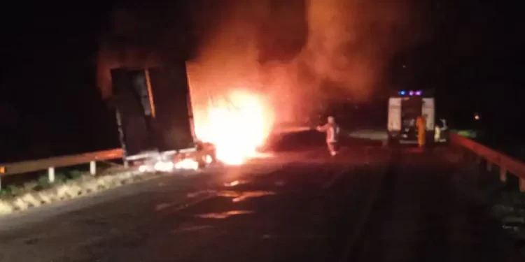 Piratas del asfalto dan otro golpe con asalto a camión transportador.