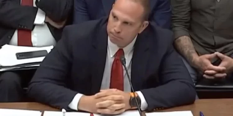 Ex agente de Inteligencia afirma que Estados Unidos tiene en su poder ovnis y restos de “sus ocupantes”.