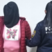 Detuvieron a una mujer que contaba con una orden de captura por homicidio doloso.
