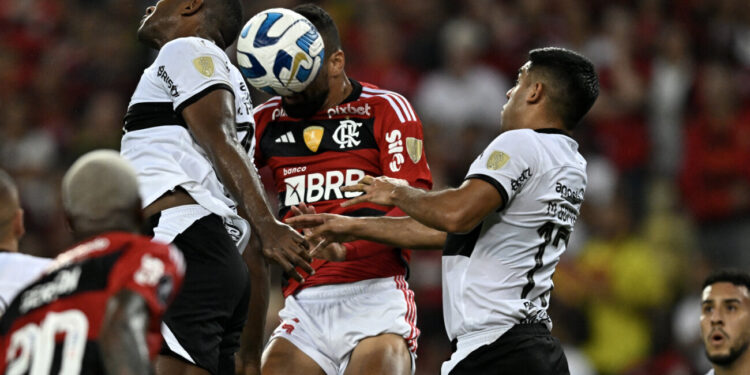 Olimpia sale vivo del Maracaná ante Flamengo en un partido polémico.