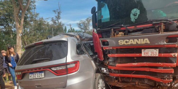 Accidente fatal en cruce Tebicuary: camioneta chocó contra un Scania.