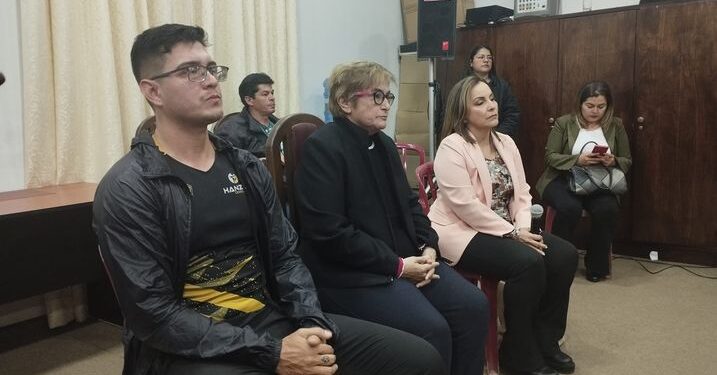 Dirigentes de comparsas de los Carnavales Guaireños 2023 presentes ante el pleno de la Junta Municipal.