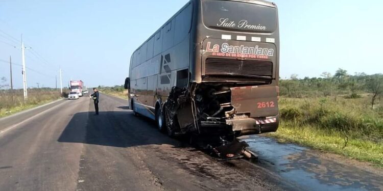 Camión de gran porte chocó por la parte trasera de un colectivo y el guarda falleció.