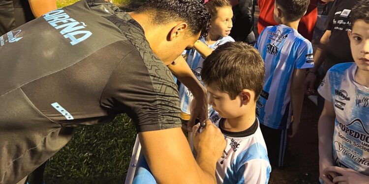 Guaireña FC entrenó con la atenta mirada de su público.