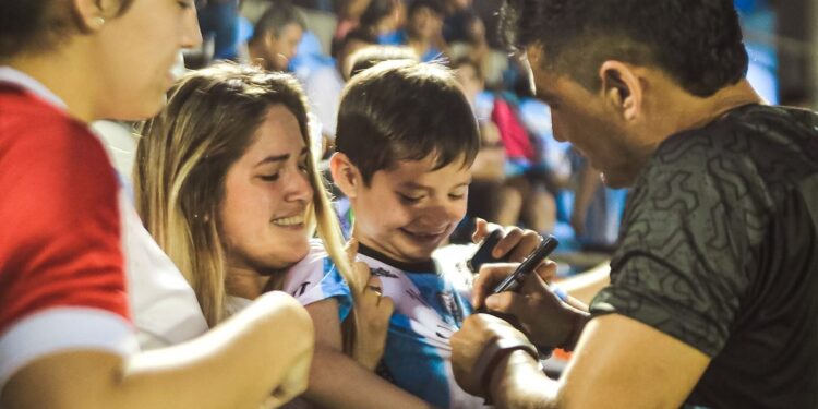 Guaireña FC entrenó con la atenta mirada de su público.